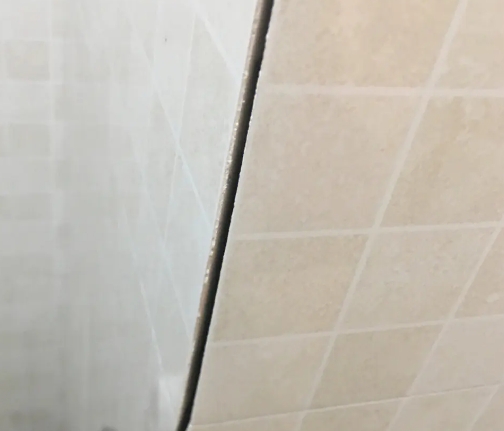 宝兴瓷砖空鼓维修公司分享阳台瓷砖脱落的修复过程可以分为以下几个步骤