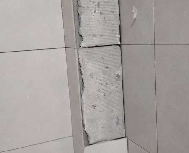 宝兴瓷砖空鼓维修公司分享下瓷砖施工前基层浇水润湿程度不足，可能导致以下问题