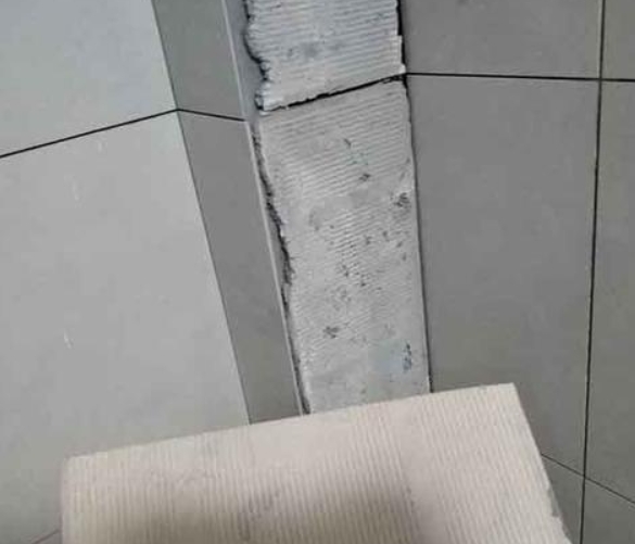宝兴瓷砖空鼓维修公司分享下厨房瓷砖脱落的补救措施。